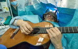 TQ: Bệnh nhân chơi đàn guitar trong khi mổ não