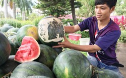 Sinh viên nghèo đi buôn dưa hấu kiếm thêm ngày Tết