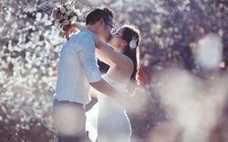 Cặp đôi Hà thành lãng mạn giữa rừng hoa mận trắng muốt