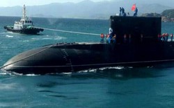 Ảnh: Lai dắt tàu ngầm 186 - Đà Nẵng vào quân cảng Cam Ranh