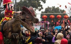 Thần Tài cưỡi khủng long ngày tết gây bất ngờ ở Trung Quốc