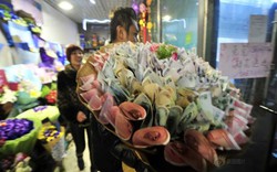 Giới trẻ TQ rộ mốt tặng hoa 'đồng tiền' dịp Valentine