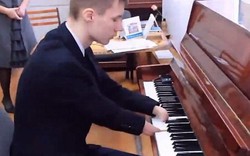 Clip: Cậu bé không tay chơi đàn piano điêu luyện