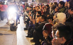 HN: Hàng nghìn người ngồi kín đường giải hạn sao La Hầu