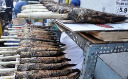 Hàng ngàn con cá lóc nướng "xuất xưởng" ngày vía Thần Tài
