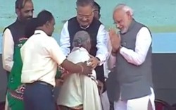Thủ tướng Ấn Độ ca ngợi cụ bà 104 tuổi bán dê xây toilet