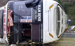 Lật xe giường nằm trên cao tốc Nội Bài-Lào Cai, 8 người bị thương