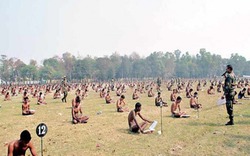 Quân đội Ấn Độ bắt ứng viên cởi trần đi thi để chống gian lận