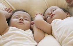 Chuyện lạ Việt Nam: Bố sốc vì chỉ 1 trong 2 bé sinh đôi là con mình