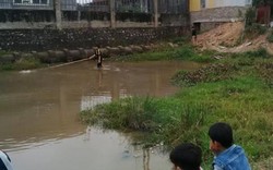 Hoảng hồn trẻ em kéo điện lưới ra kênh tận diệt cá ở Bắc Giang