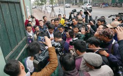 Gần trăm phóng viên bao vây toà nhà 8B Lê Trực