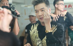 Mr. Đàm tự làm đẹp cho chính mình trong liveshow