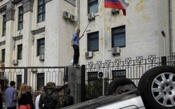 Người biểu tình Ukraine ném trứng, gạch đá tấn công Đại sứ quán Nga