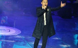 Tùng Dương "rút ruột" trong đêm Concert Mùa yêu thương còn mãi