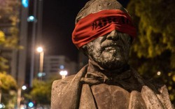 Brazil: Dân bịt mắt tượng đài để phản đối chính quyền
