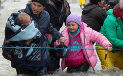 Xót xa trẻ em tị nạn bám dây vượt sông chết chóc