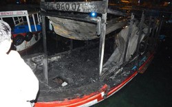 Khánh Hòa: 2 tàu du lịch bốc cháy trong đêm