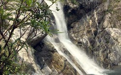 Vẻ "tiên cảnh" của thác nước “chảy xuống từ trời” ở Quảng Ngãi