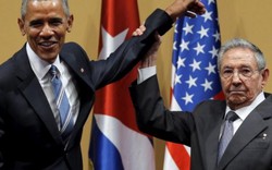 Video: Chủ tịch Cuba bất ngờ từ chối ôm ông Obama