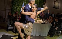Obama lúng túng nhảy tango với vũ nữ chuyên nghiệp