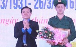 Khen thưởng trung sĩ cứu cô gái và bạn trai đuối nước