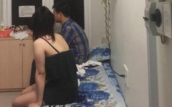 Bắt quả tang 2 nữ nhân viên massage đang kích dục cho khách