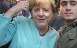 Xác định nhân vật chụp ảnh cùng bà Merkel gây tranh cãi