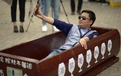 Trào lưu giả chết trong quan tài ở Trung Quốc
