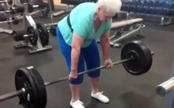 Bà cụ 80 tuổi nhấc tạ hơn 100 kg dễ "như không"