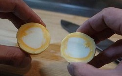 Mẹo luộc trứng lộn lòng đỏ ra ngoài
