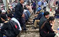 Hãi hùng cảnh ngồi trên đường ray chờ khám bệnh ở Hà Nội