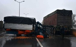 HN: Xe tải lao vào container đang đỗ trên đường trên cao