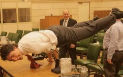 Canada: Thủ tướng đẹp trai khoe động tác yoga cực khó