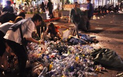 "Biển người" xối "biển rác" sau đêm giao thừa ở Sài Gòn