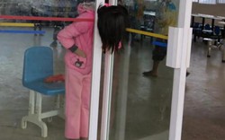 Bé gái TQ kẹt cứng đầu trong khe hẹp giữa 2 cửa kính
