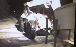 Mỹ: Trộm dùng xe cẩu húc đổ, quắp cây ATM lên xe tải