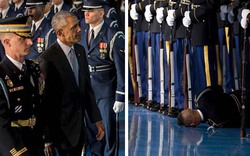 Cảnh vệ Mỹ ngất lịm, gục ngã xuống đất khi Obama từ biệt quân đội