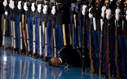 Lý do binh sĩ Mỹ "bỏ mặc" đồng đội ngất xỉu trước Obama