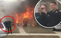 Cảnh sát gây phẫn nộ vì "tự sướng" cạnh ngôi nhà đang cháy rừng rực