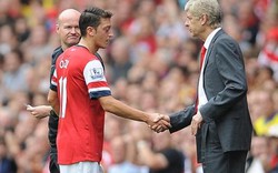 Ozil ra điều kiện về tương lai khiến HLV Wenger “rơi lệ”