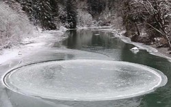 Vòng băng kỳ lạ xoay tròn giữa lòng sông ở Mỹ
