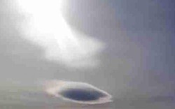 Người ngoài hành tinh giấu UFO sau đám mây nhưng bị mặt trời làm lộ