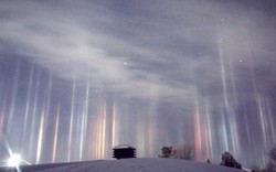 Những cột sáng kỳ ảo xuyên qua bầu trời đêm ở Canada