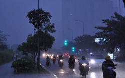 Mưa trái mùa đổ xuống Sài Gòn trong chiều cuối tuần