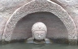 TQ: Tượng Phật bí ẩn 600 tuổi "trồi lên" giữa hồ nước