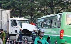TP.HCM: Xe container tông xe buýt, ít nhất 9 người bị thương