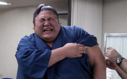 Võ sĩ sumo Nhật Bản nhăn nhó, khóc tu tu khi tiêm phòng cúm