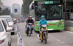 Xe máy thi nhau lấn làn buýt nhanh BRT dù có dải phân cách cứng