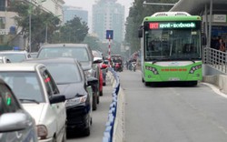 Clip: Xe buýt nhanh BRT băng băng trên đường khi có dải phân cách