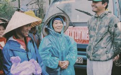Phan Anh dầm mưa trao bò từ thiện cho đồng bào miền Trung cận Tết